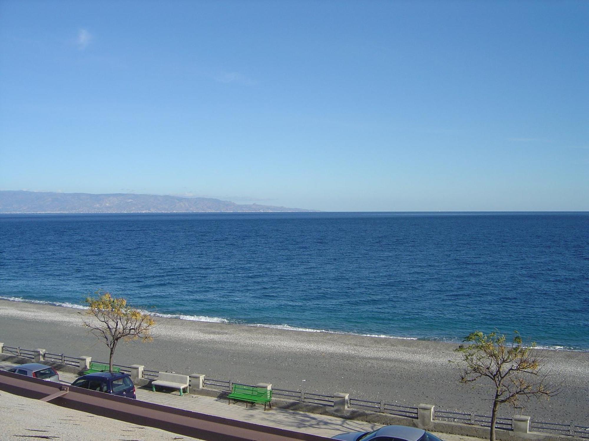 Mirone Apartment Fronte Mare Beachfront House Roccalumera Room photo