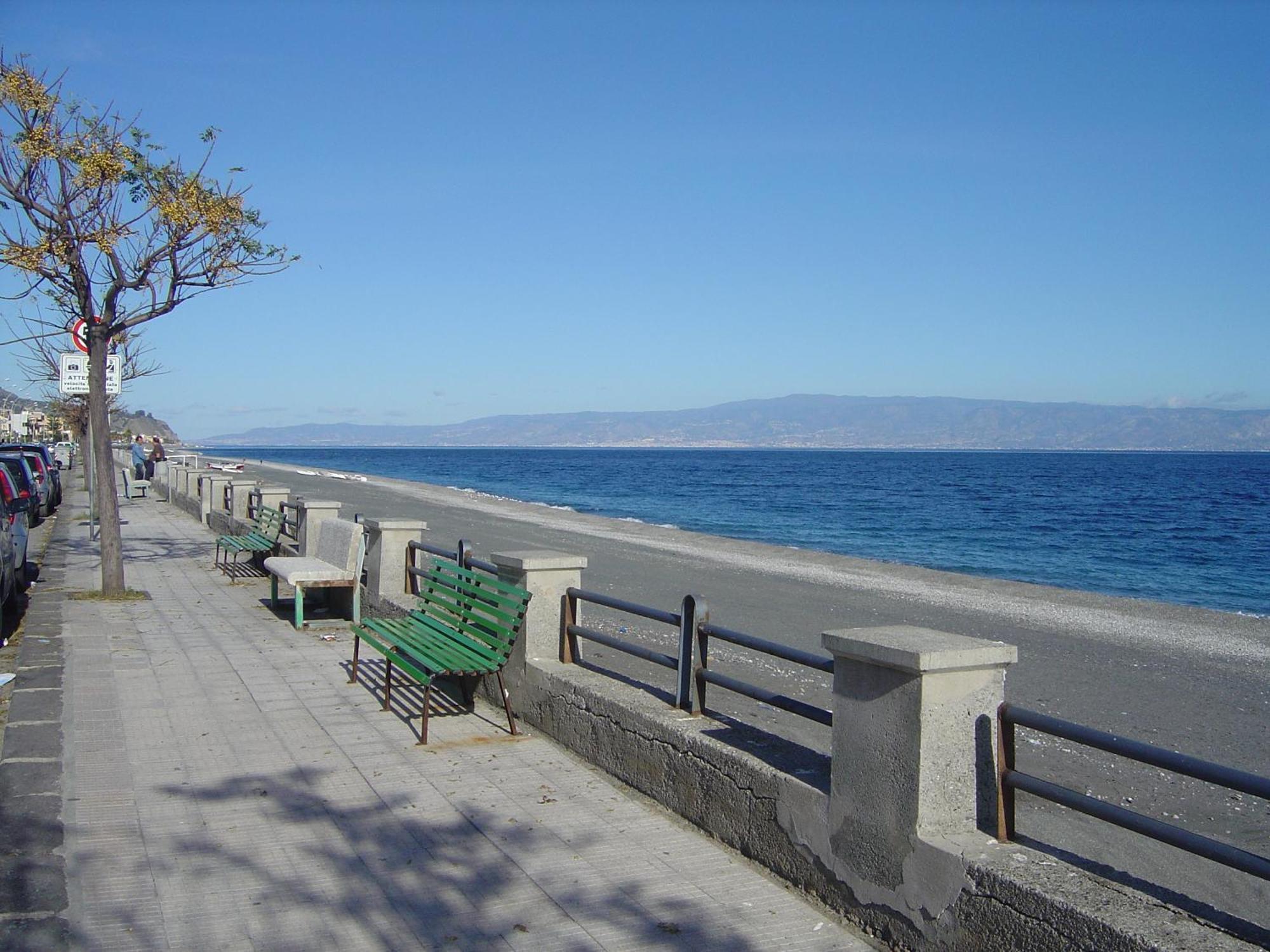 Mirone Apartment Fronte Mare Beachfront House Roccalumera Exterior photo