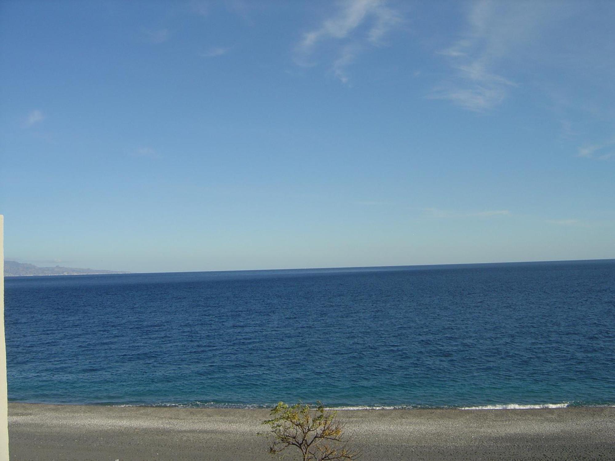 Mirone Apartment Fronte Mare Beachfront House Roccalumera Exterior photo